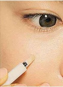 一、底妆选择：轻薄透气，打造无暇肌肤