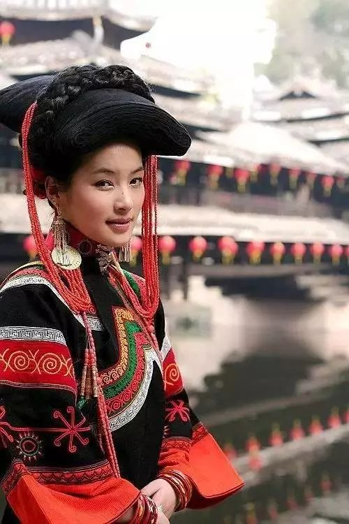 一、凉山彝族女款服饰的历史渊源