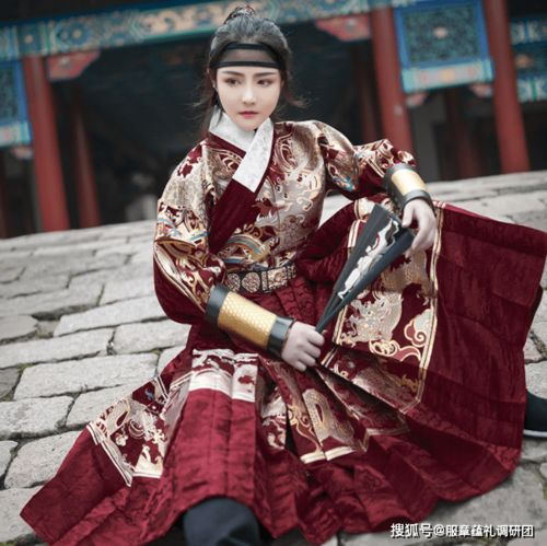 一、先秦时期：深衣大裳的古典之美