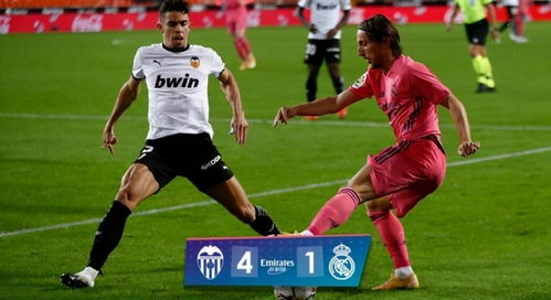 瓦伦西亚新帅首训,强调团队防守重要性,瓦伦西亚球队