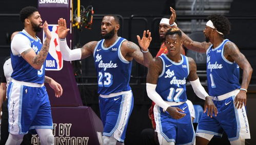 掘金举办球迷开放日,约基奇与球迷合影,掘金中锋约基奇是哪国人