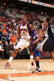 太阳球员参加时尚活动,保罗穿搭获赞,太阳球星保罗