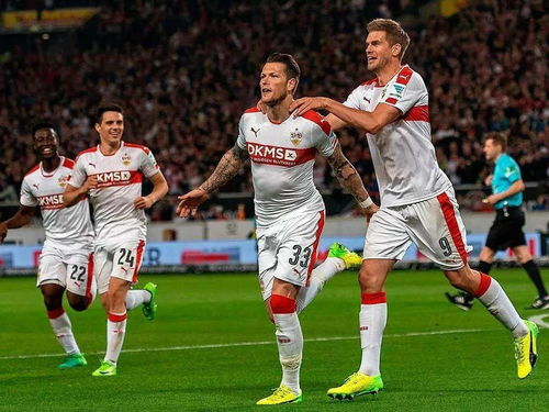 斯图加特与弗赖堡展开激战,实力相当比赛胶着