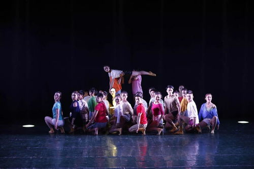 一、开场舞蹈：《春回大地》