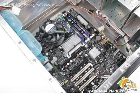 核心组装步骤:从主板安装到机箱整合