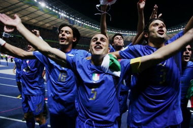 柏林之夜:世界杯头顶人事件的暴力瞬间