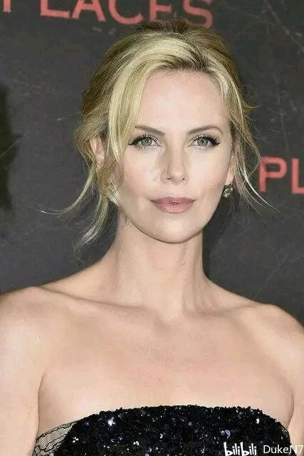 一、查理兹·塞隆的早年生活与演艺起步