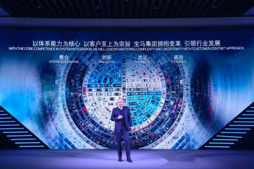 四、舞台表现力的强化
舞台表现力是舞蹈吸引观众的重要手段。舞者通过面部表情、身体语言和舞台布局来强化自己的表现力。，现代舞中的接触即兴（Contact Improvisation）强调舞者之间的互动和即兴创作，使得舞蹈更加生动和真实。
舞台灯光和背景的巧妙运用，也能增强舞蹈的整体效果，让观众沉浸在舞蹈的世界中。

五、情感投入的深度挖掘