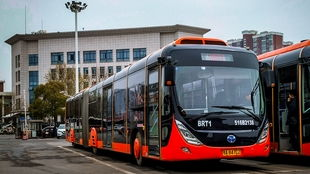 一、公交车缓慢而有力的原因分析