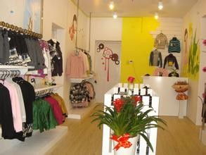 三、品牌童装店的装修与陈列技巧