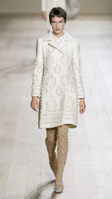 三、迪奥（Dior）- 高定工艺的传承