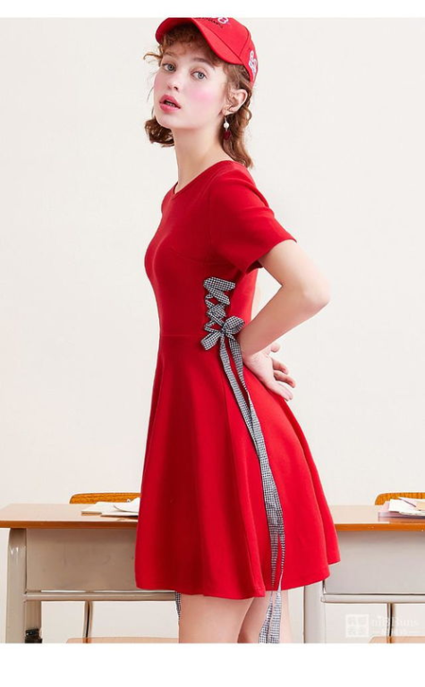 一、新款红色连衣裙的设计特点