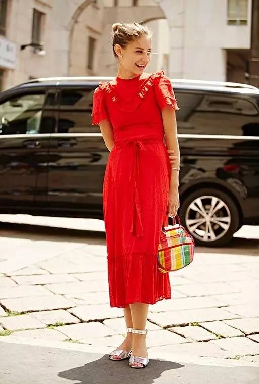 二、红色连衣裙的搭配技巧