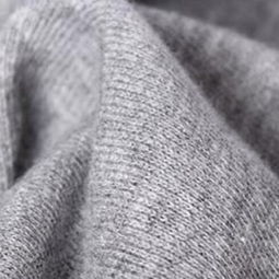 三、注重服饰的质感与面料