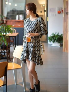 三、连衣裙搭配技巧