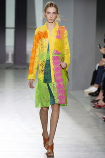 三、镂空时装的搭配技巧