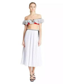 三、考虑身材特点选择泳衣