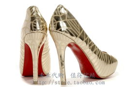 一、Christian Louboutin（克里斯提安·路铂廷）- 红底鞋的代名词