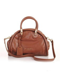 三、中等排名的女包品牌特点