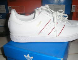 二、阿迪达斯（Adidas）- 三叶草的时尚印记