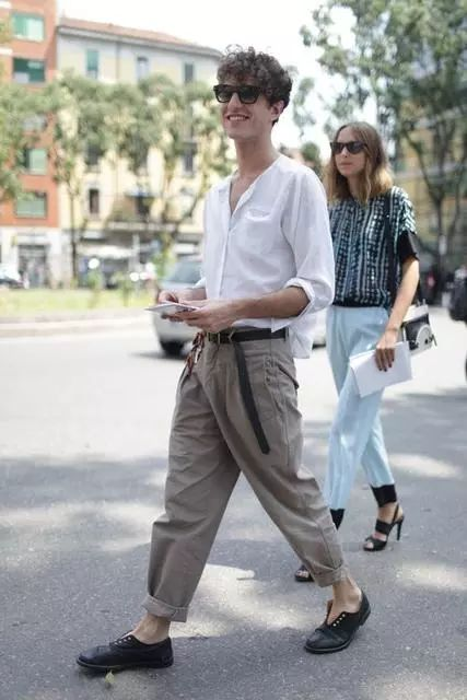 二、搭配休闲衬衫