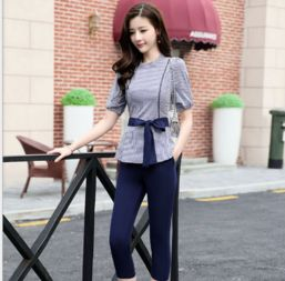 一、红色套装裙两件套的搭配技巧