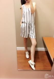 三、新款连体衣裤的搭配技巧