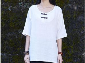 一、简约T恤与短裤搭配