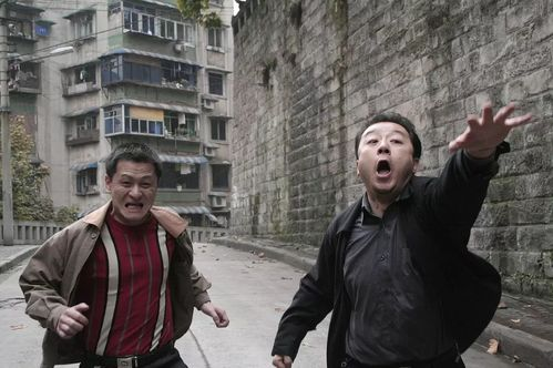 二、荒诞搞笑的黑色幽默：《疯狂的石头》