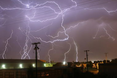 三、特效技术与视觉震撼