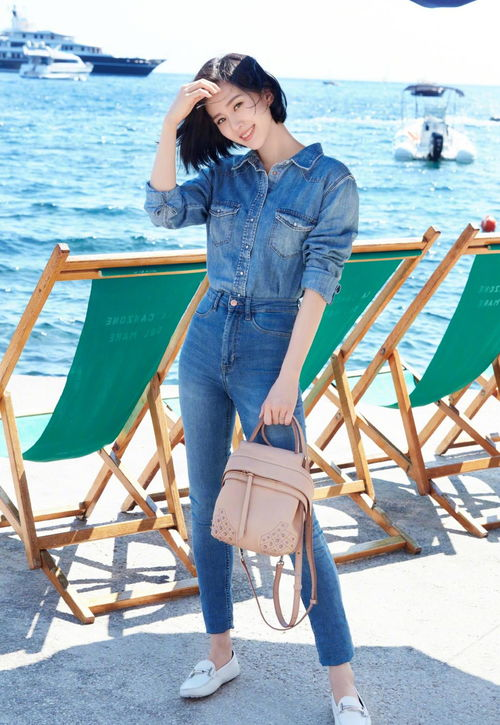 比基尼与时尚配饰的完美搭配
一件完美的美女比基尼需要通过精心选择的配饰来提升整体造型效果。沙滩帽不仅是防晒的好帮手，还能为比基尼造型增添一丝神秘感；大号太阳镜则能瞬间提升时尚指数，同时保护眼睛免受紫外线伤害。选择与比基尼色调协调的沙滩包，既能实用收纳，又能成为整体造型的点睛之笔。
珠宝配饰的选择应当遵循