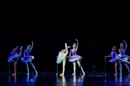 舞蹈《一起向未来》的艺术特色与表现手法